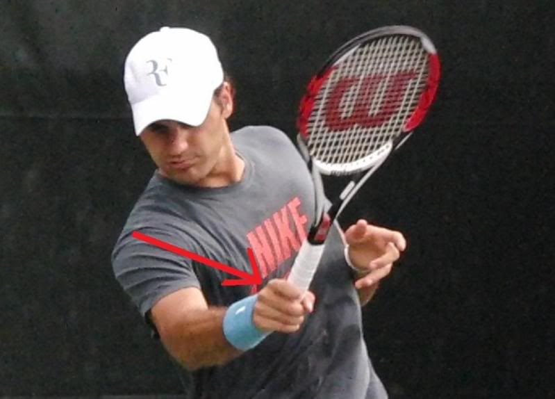 Does Federer at times hit with a Semi Western Grip? (Photo/Video